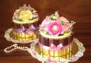 Как сделать торт из конфет, украшенный цветами?